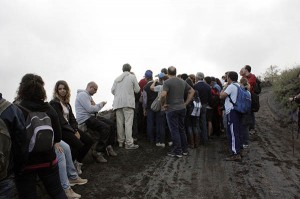 Un momento della visita al cono del Vesuvio FP (7)